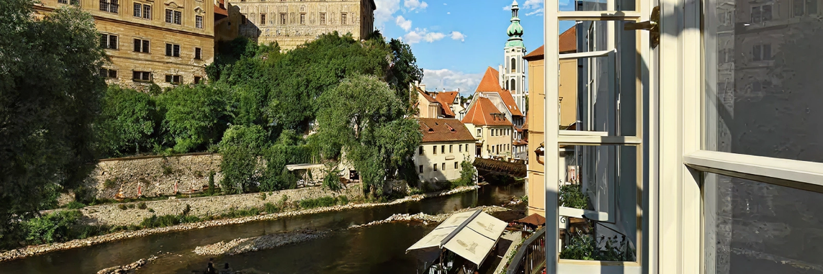 Blick auf das Hotel Edward Kelly und die Moldau in Český Krumlov